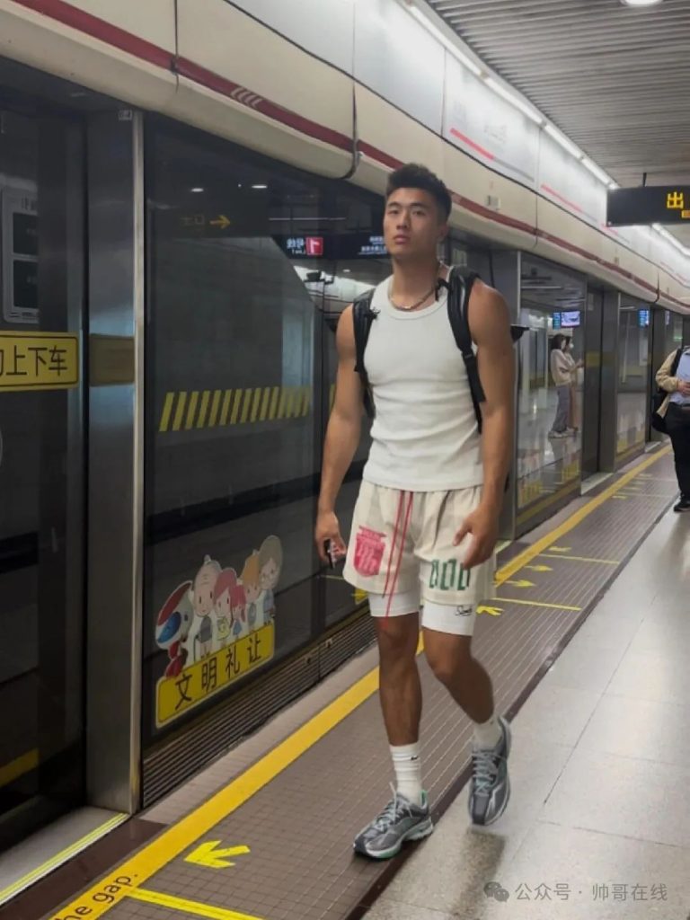 地铁抓拍 185CM 黑皮肌肉体育生，野生狼系帅哥长腿腹肌实力惊人！