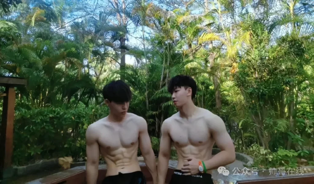 双胞胎白皮肌肉男大帅哥，两个薄肌运动男的双倍快乐谁懂啊?