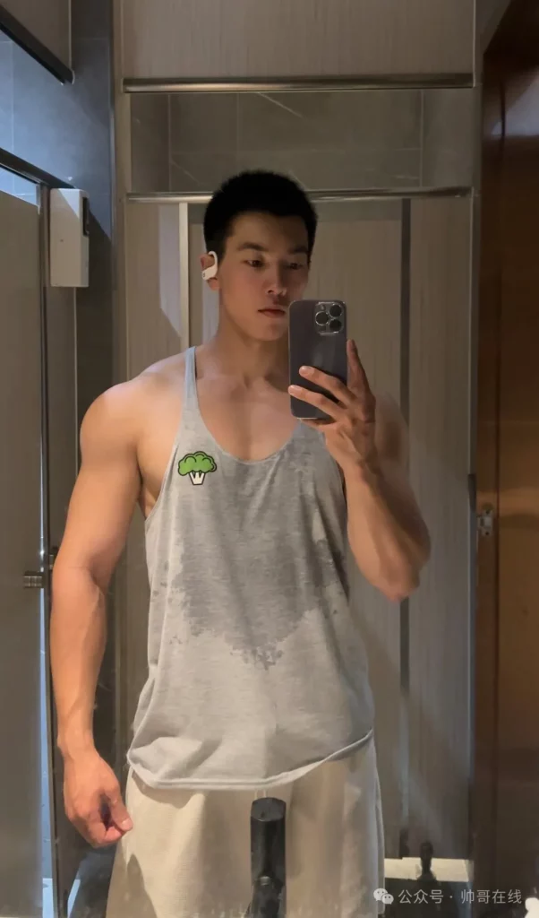 上进的黑皮帅哥，双开门大胸肌