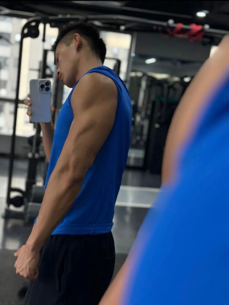 野生长腿男自拍垒的让人舔屏，穿什么都挡不住实力！