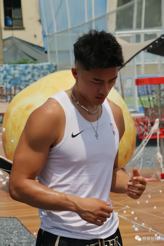地铁抓拍 185CM 黑皮肌肉体育生，野生狼系帅哥长腿腹肌实力惊人！