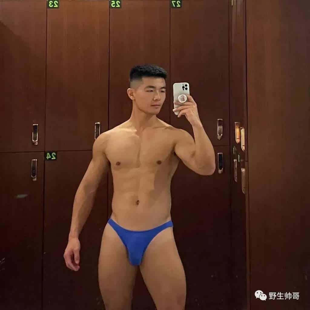 上海 19 的寸头长腿男自拍