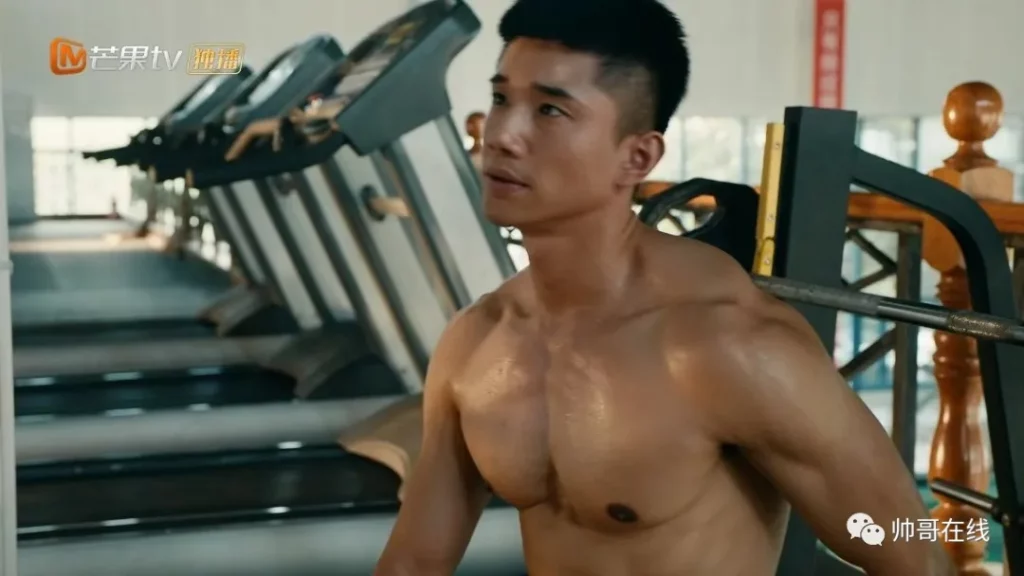 内娱新晋男菩萨赵仁杰拍拳击写真，寸头肌肉男友张力满了！