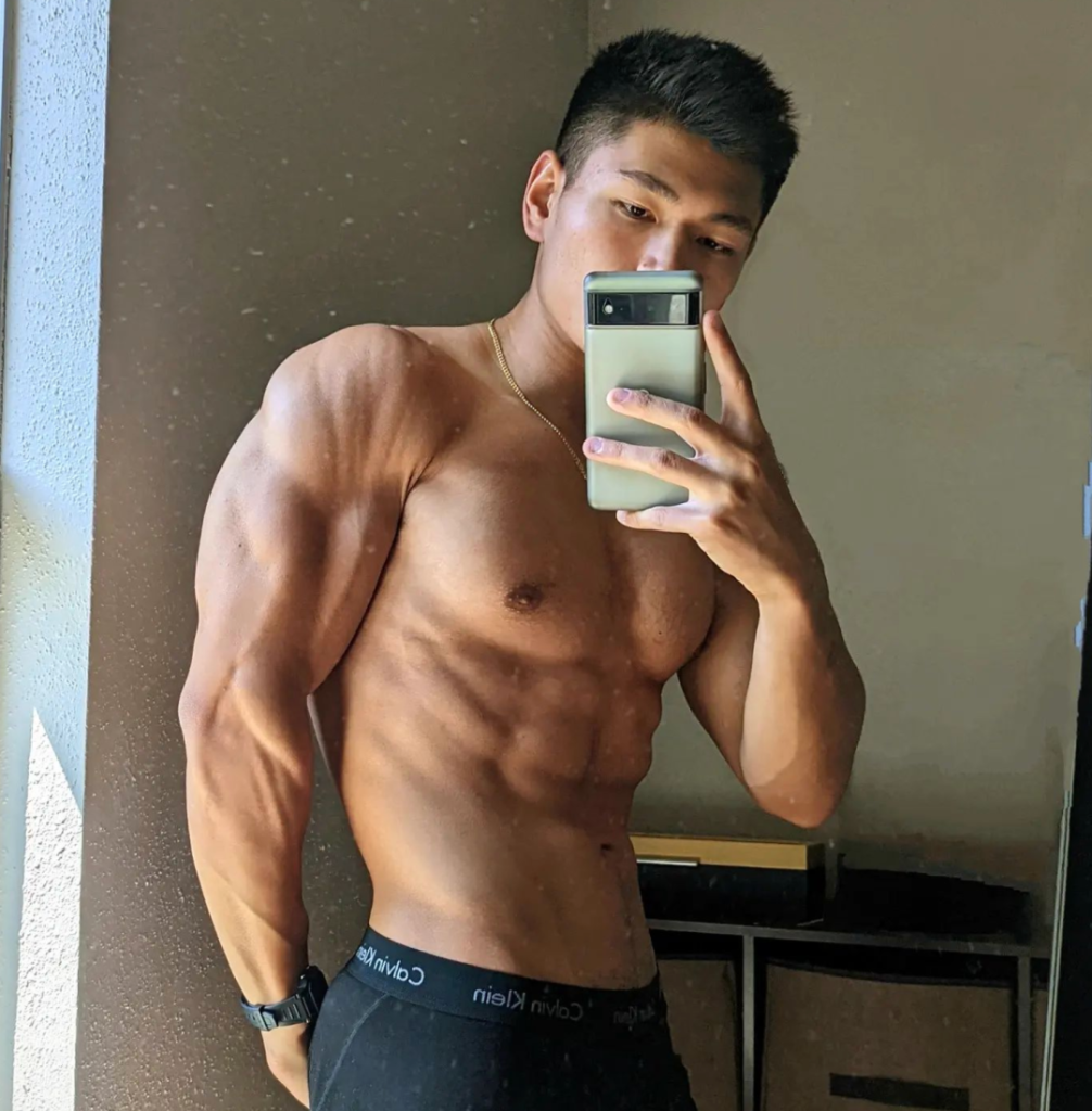 推上 33 万粉的超火网红肌肉小哥，穿灰裤子真实力！