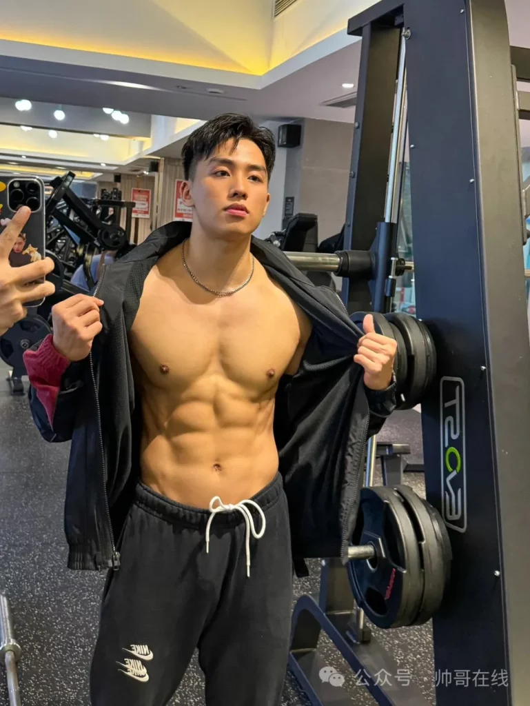 黑皮腹肌机车小伙竟是成都体院体育生，双开门翘 P 身材你顶得住吗？