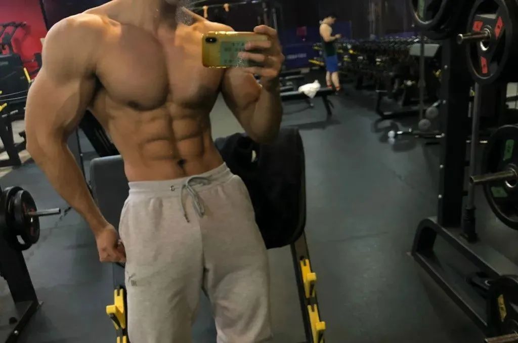 北京肌肉男穿灰裤子自拍,画面尴尬了.... 北京肌肉男穿灰裤子自拍,画面尴尬了....