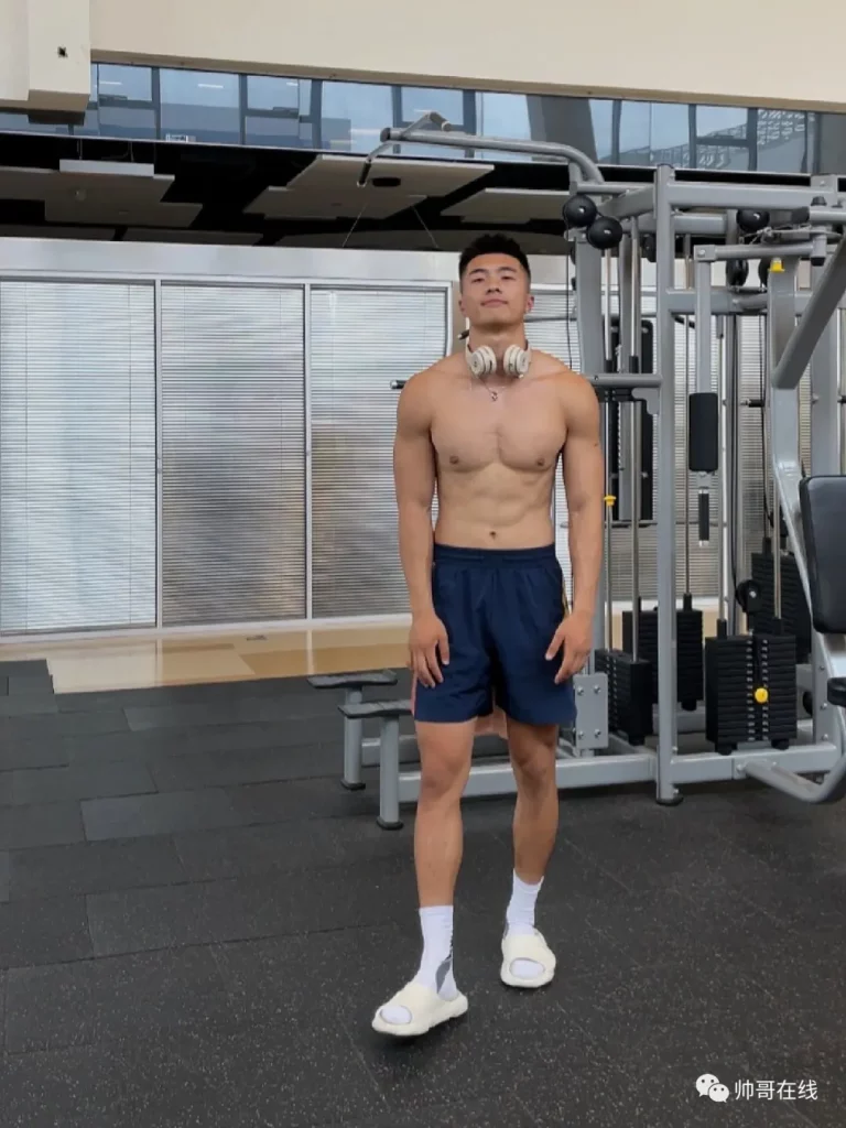地铁抓拍 185CM 黑皮肌肉体育生，野生狼系帅哥长腿腹肌实力惊人！
