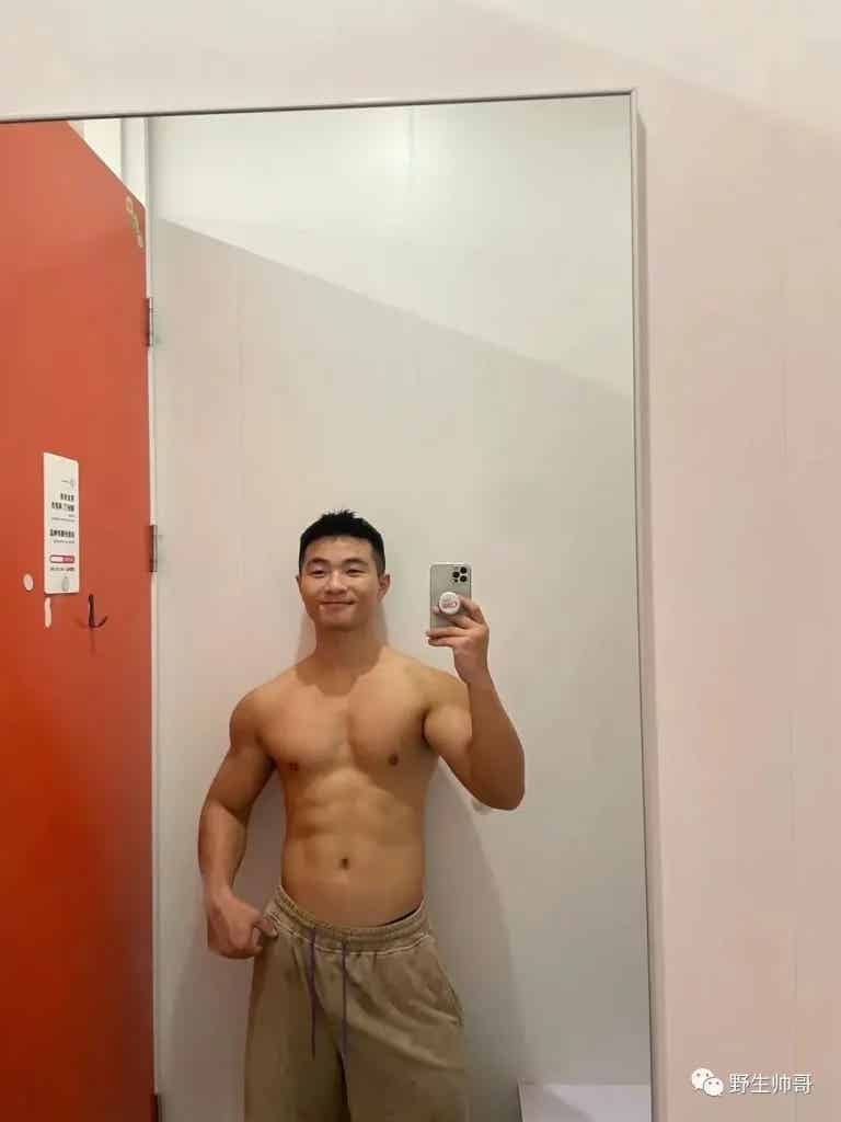 上海 19 的寸头长腿男自拍