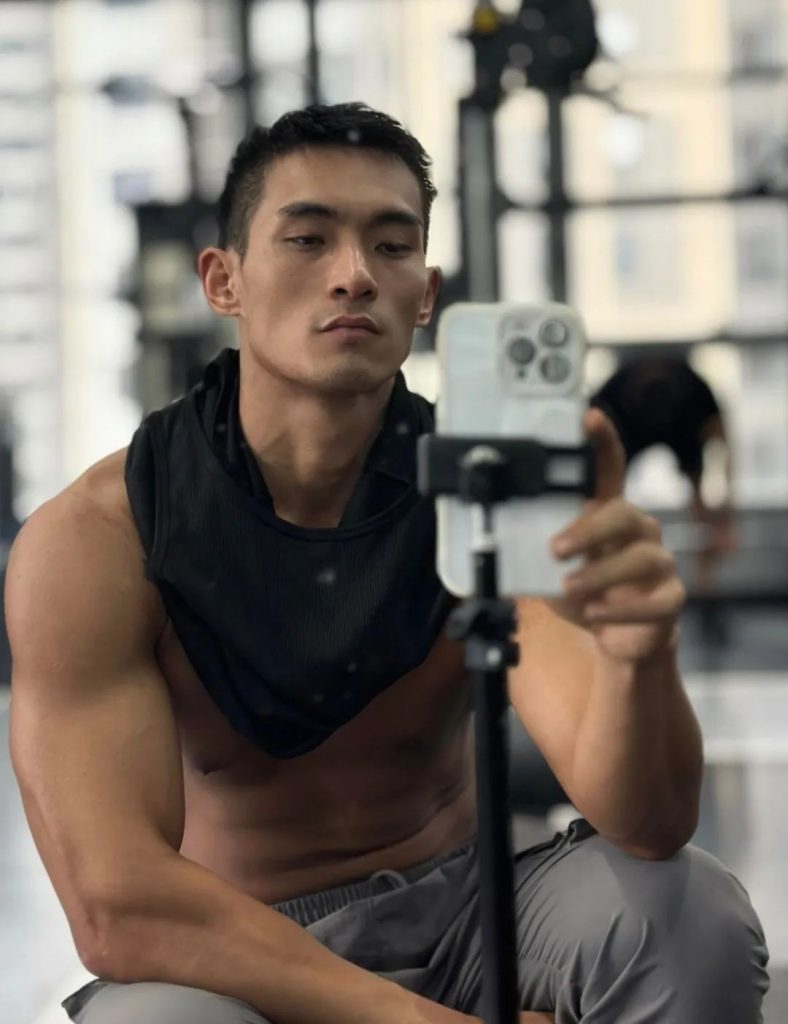 野生长腿男自拍垒的让人舔屏，穿什么都挡不住实力！