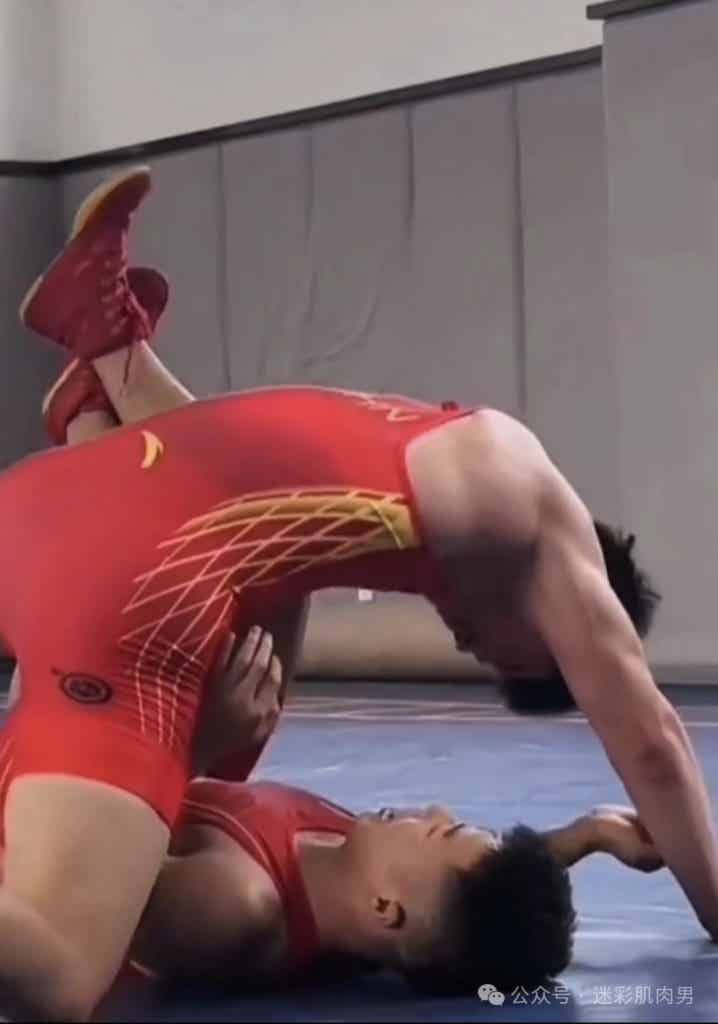 19 岁体育生摔跤被室友扯开,长腿大的看不够呀! 19 岁体育生摔跤被室友扯开,长腿大的看不够呀!