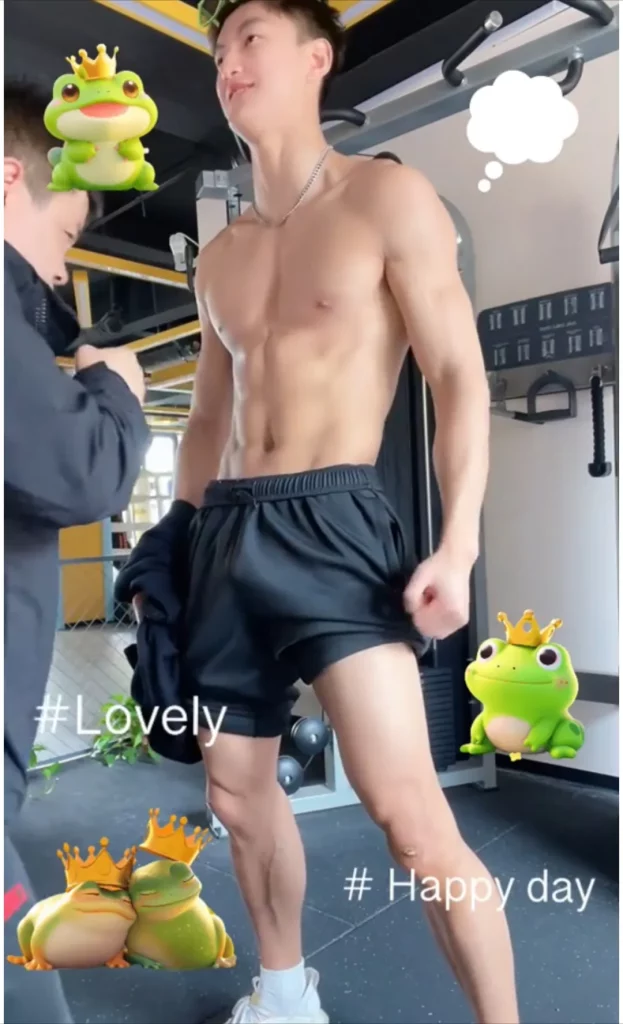 山西 190CM 体育生撩衣腹肌被摸，都爱长腿灰裤子！
