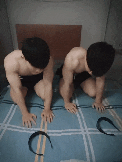 双胞胎白皮肌肉男大帅哥，两个薄肌运动男的双倍快乐谁懂啊?