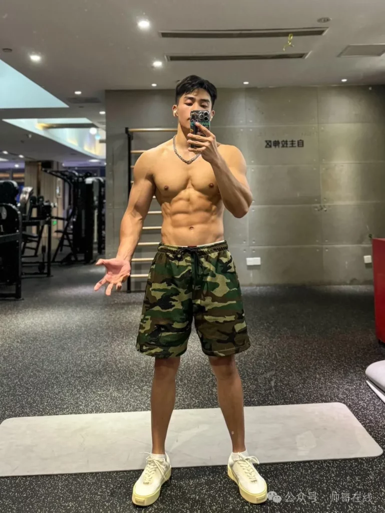 黑皮腹肌机车小伙竟是成都体院体育生，双开门翘 P 身材你顶得住吗？