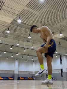 地铁抓拍185CM黑皮肌肉体育生，野生狼系帅哥长腿腹肌实力惊人！-潮男潮北