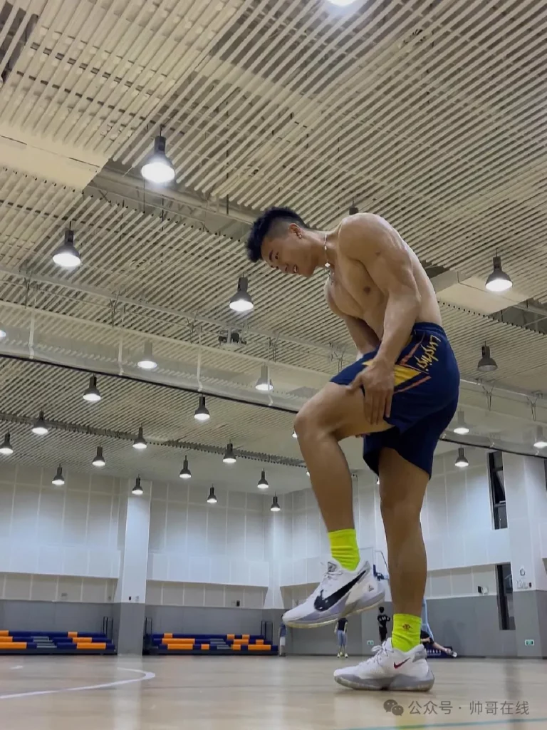 地铁抓拍 185CM 黑皮肌肉体育生，野生狼系帅哥长腿腹肌实力惊人！