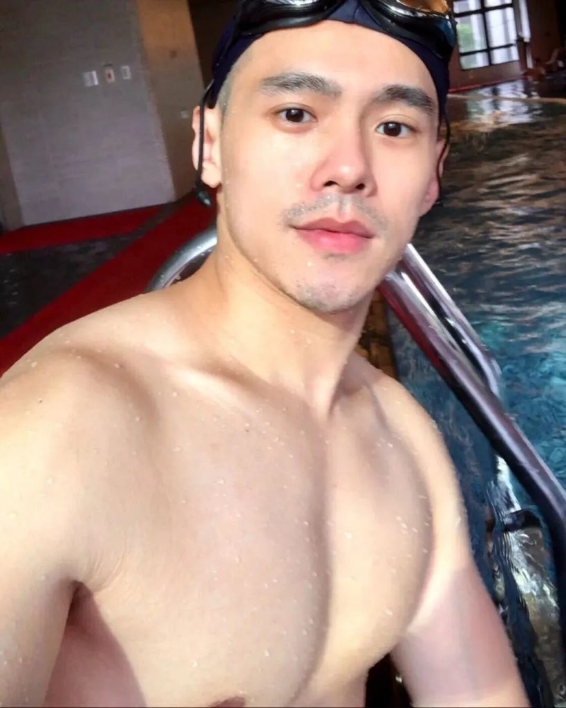 非常帅气的肌肉男护士