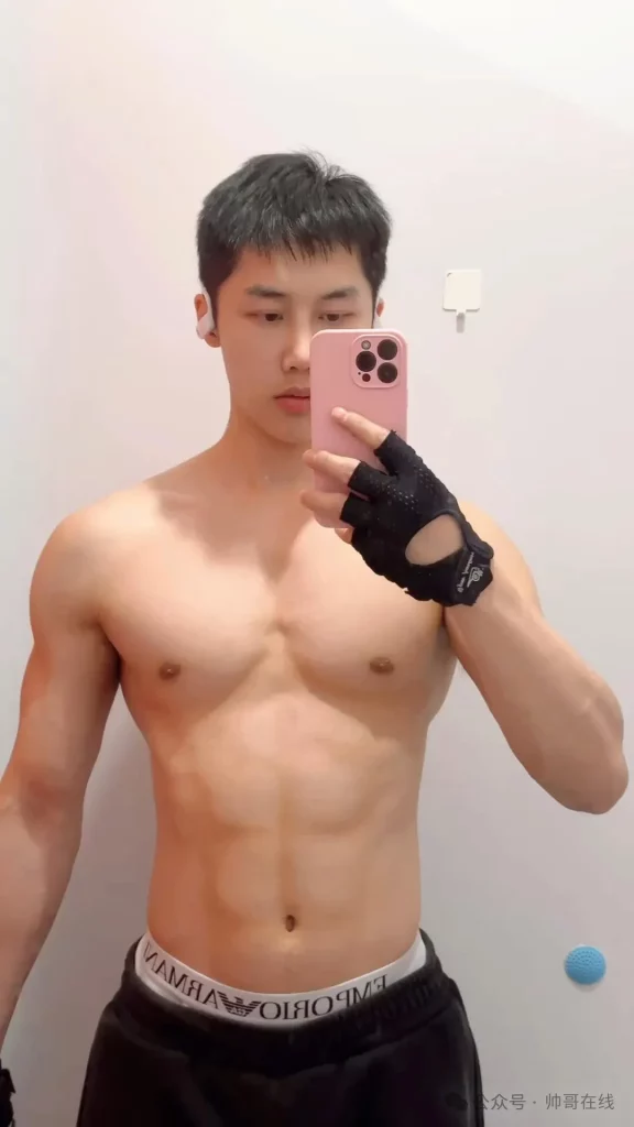 快乐加倍的 190CM 短发肌肉奶弟，太多人馋他的身子了！