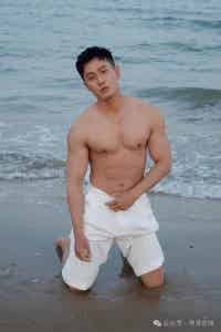 大胸肌健身模特帅哥，这样肌肉帅哥请多来点！-潮男潮北