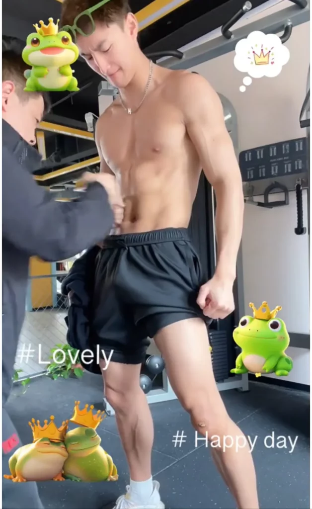 山西 190CM 体育生撩衣腹肌被摸，都爱长腿灰裤子！