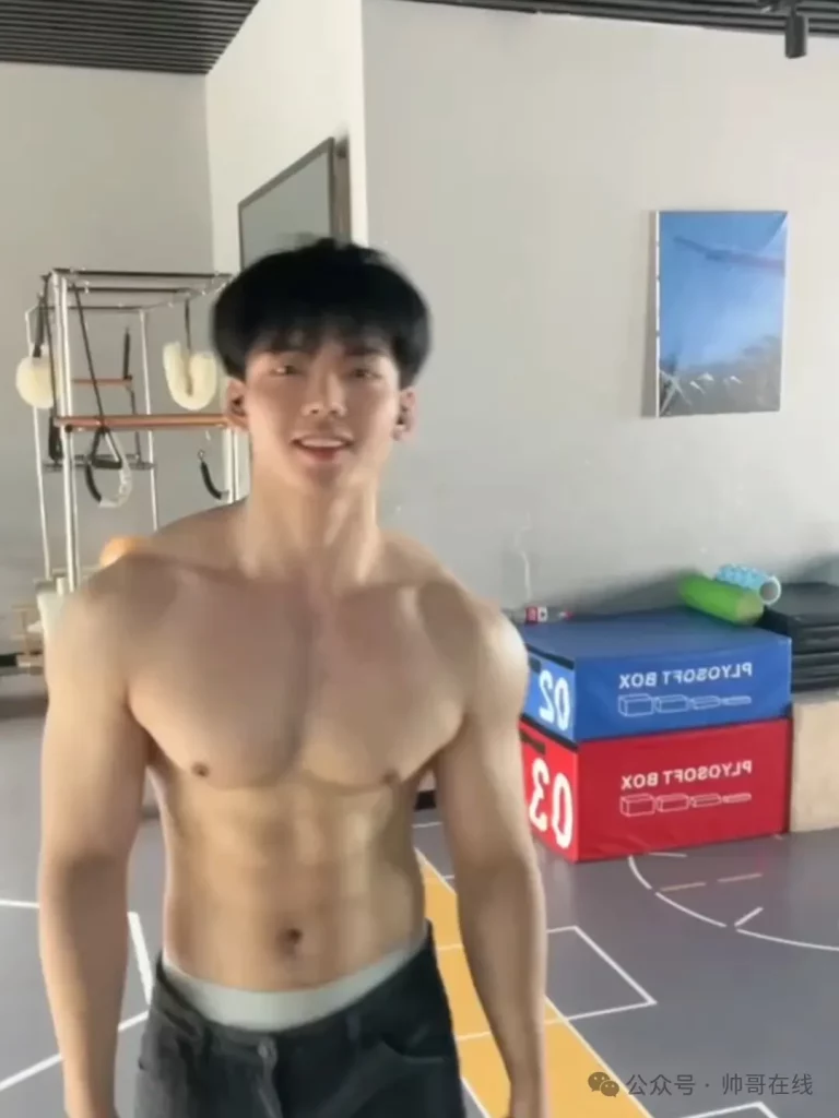肌肉学弟不输体育生，弟弟这角度真胸到我了！