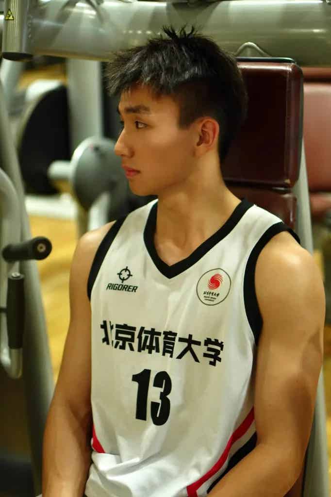 北体运动会现场长腿体育生紧身裤脱了,太有看头啦! 北体运动会现场长腿体育生紧身裤脱了,太有看头啦!