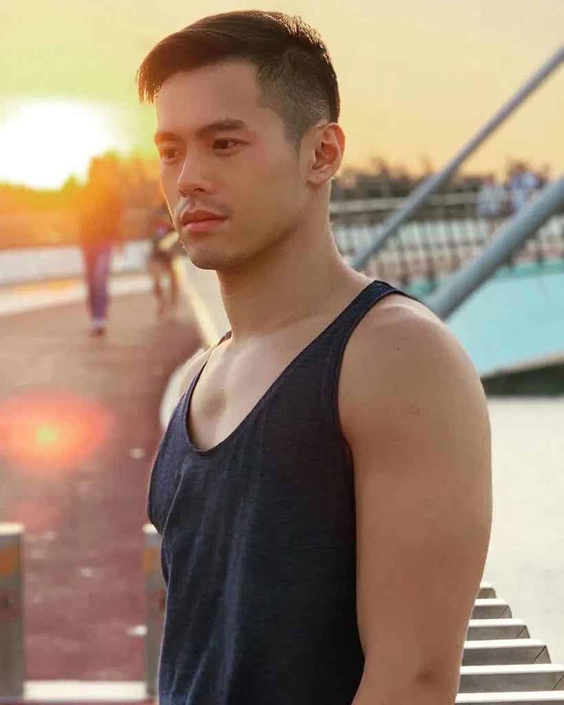 非常帅气的肌肉男护士