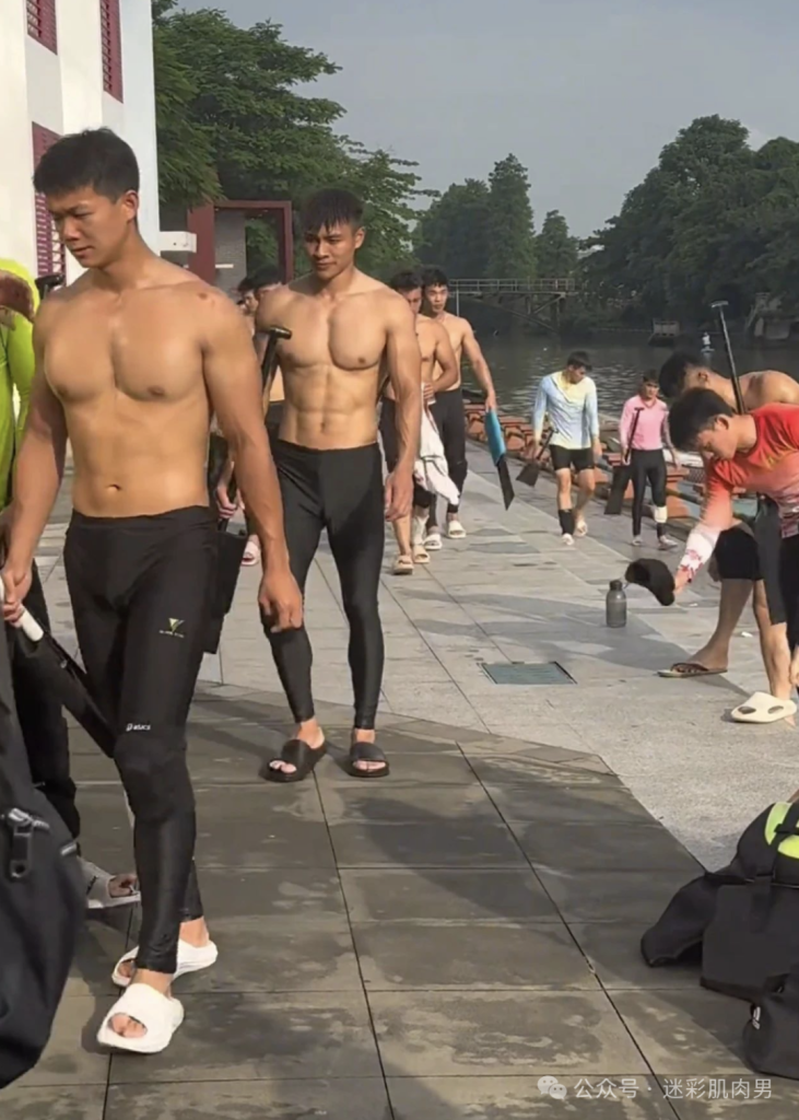 划龙舟穿紧身裤的运动男边走边脱？