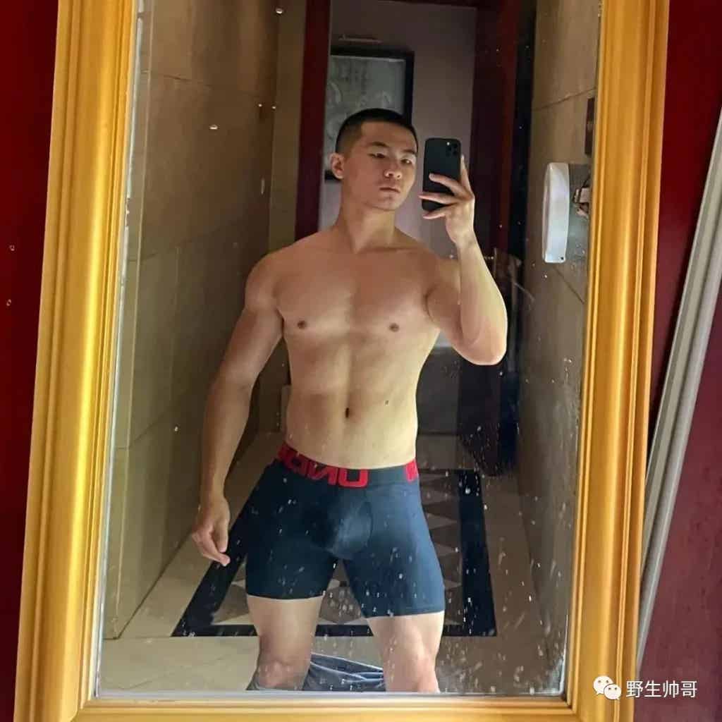 上海 19 的寸头长腿男自拍