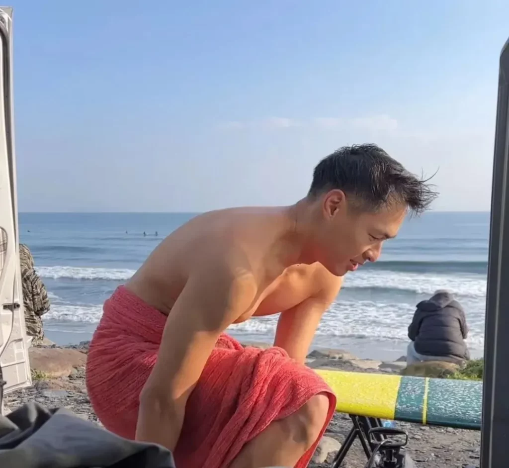 杨佑宁不穿内裤吊滑索，勒得很好看！