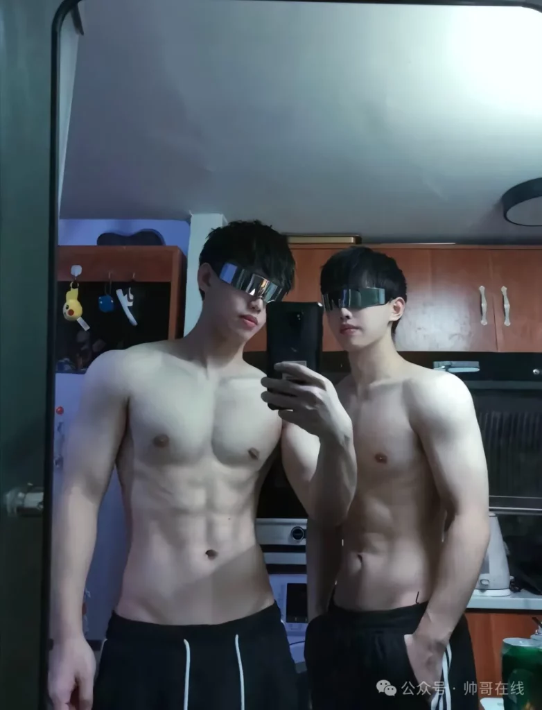 双胞胎白皮肌肉男大帅哥，两个薄肌运动男的双倍快乐谁懂啊?