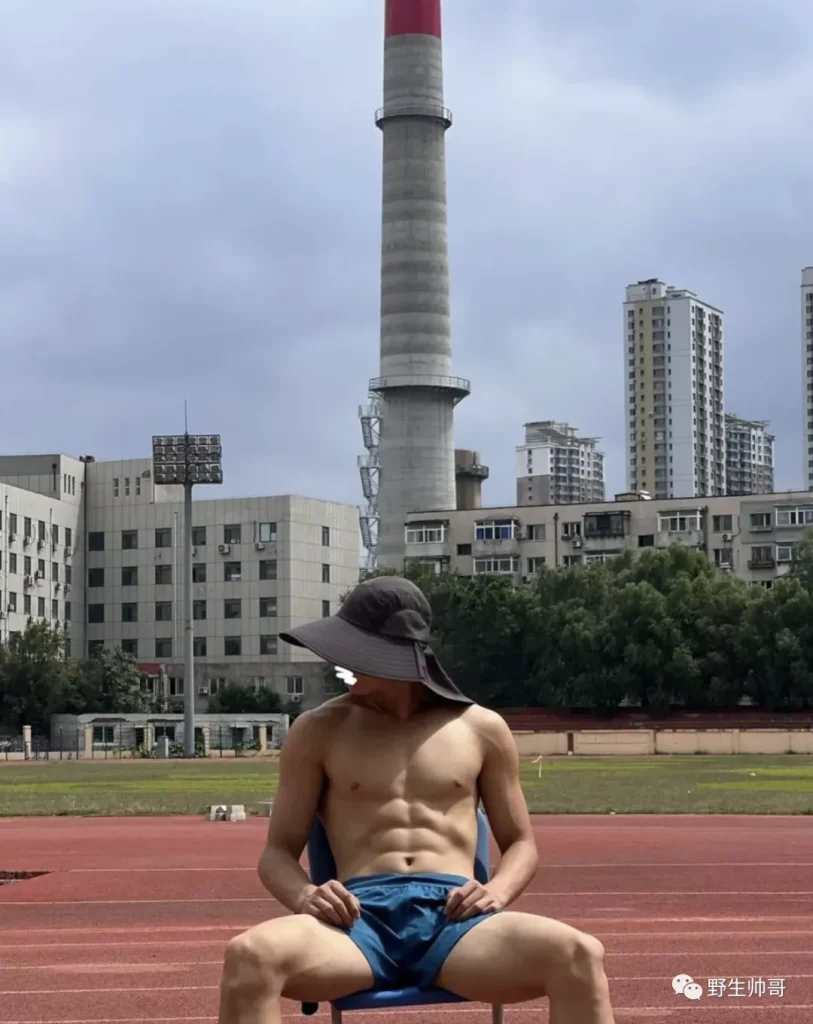 操场 19 岁的东北体育生紧身裤湿透，大长腿藏不住了！