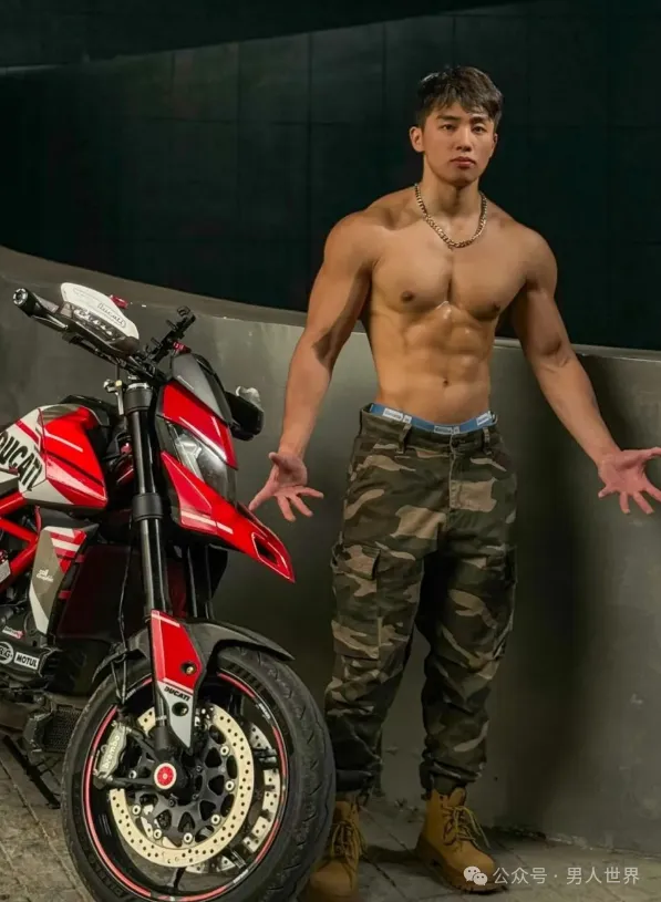 成都体院体育生，双开门翘 P 身材你顶得住吗？