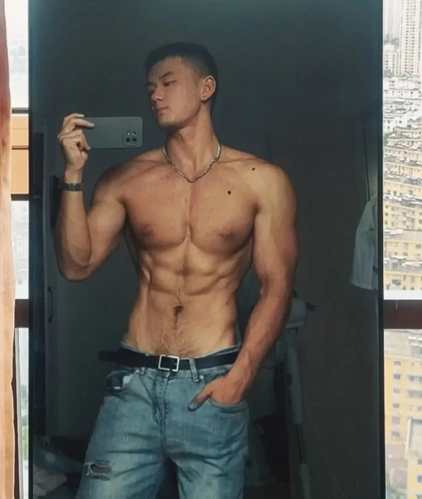 退役兵哥街头卖汉堡，自拍私照灰裤子太顶暴露实力！