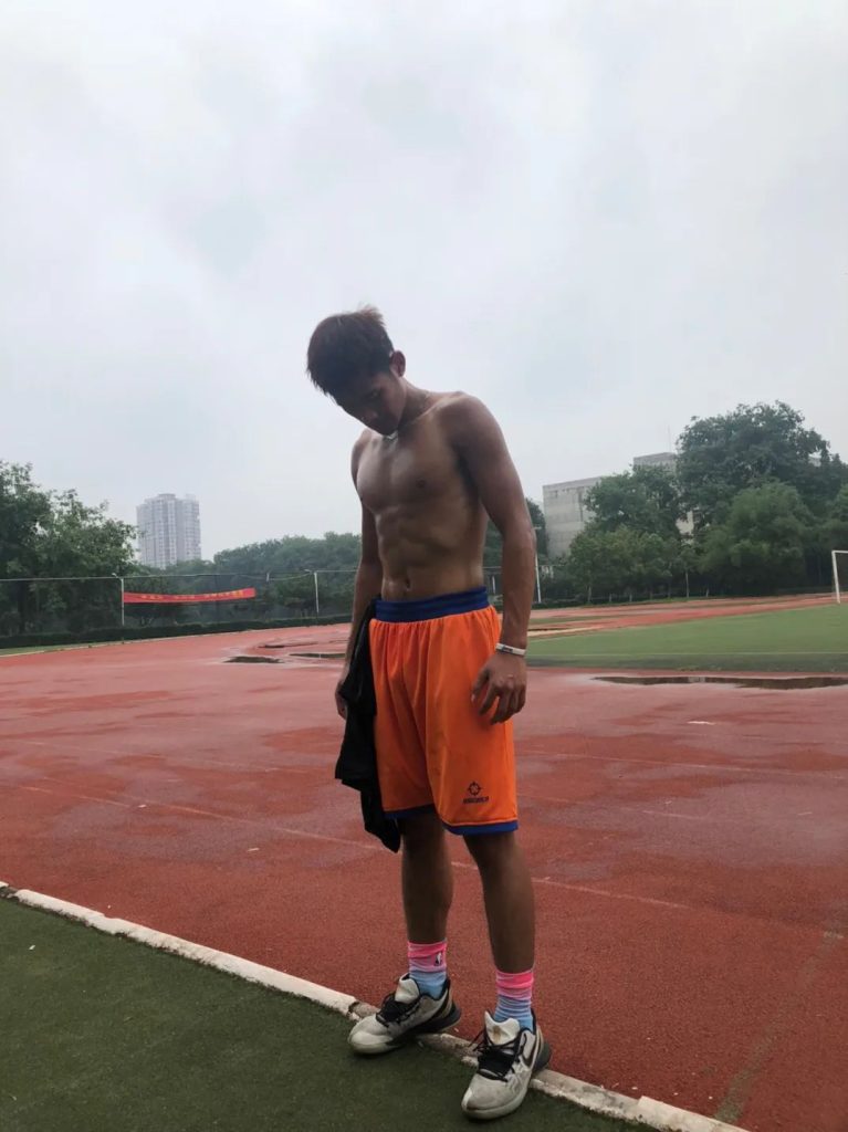 华东理工大篮球队黑皮体育生视频真好看，被吸引了！