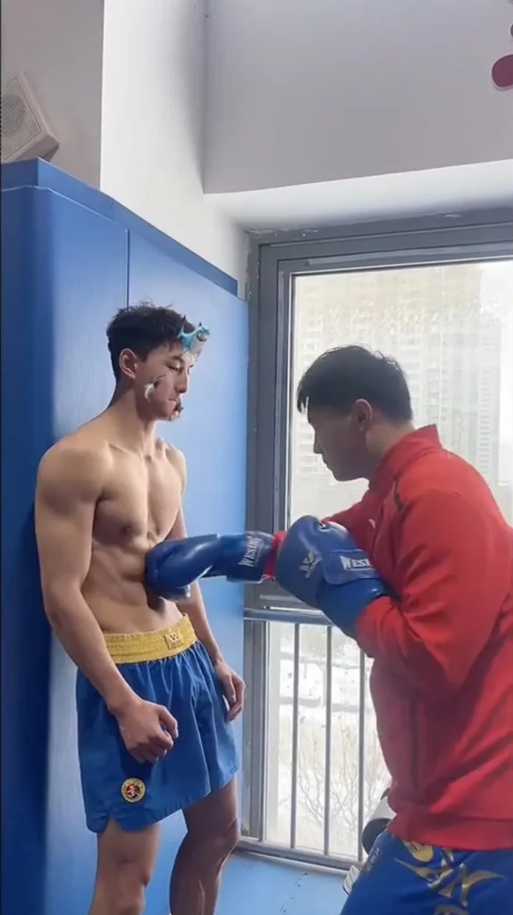 山西 190CM 体育生撩衣腹肌被摸，都爱长腿灰裤子！
