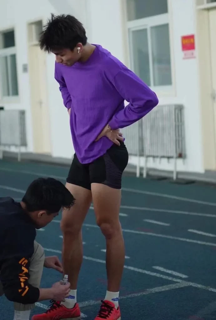 北体运动会现场长腿体育生紧身裤脱了，太有看头啦！
