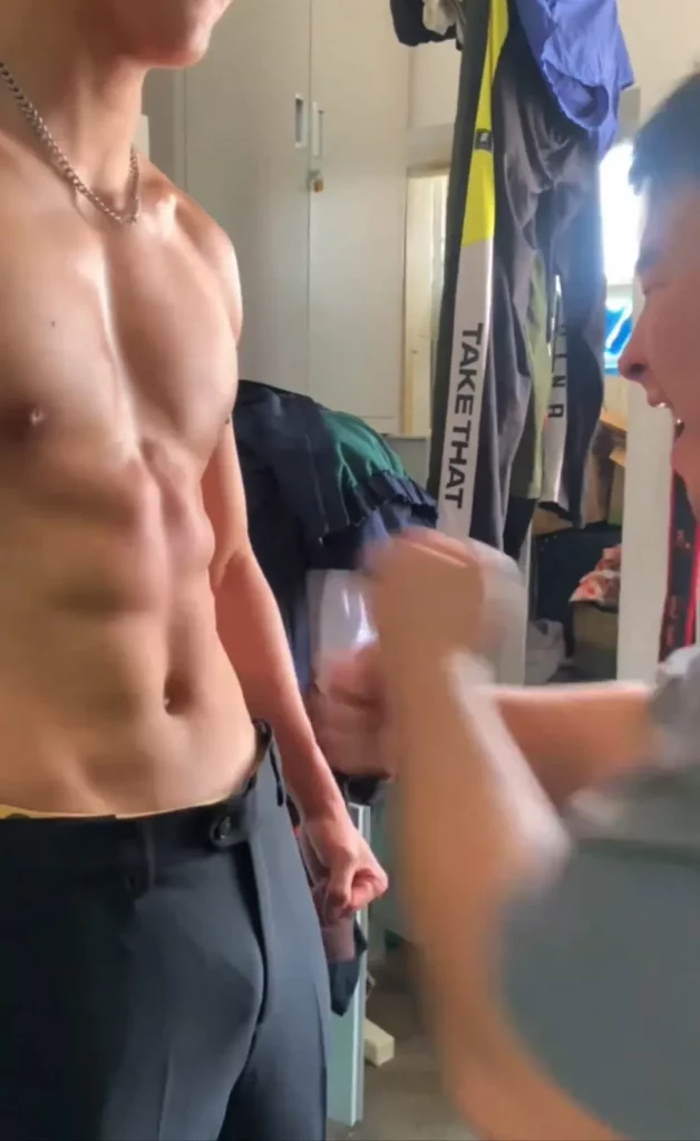 山西 190CM 体育生撩衣腹肌被摸，都爱长腿灰裤子！