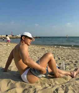 海边沙滩撩裤子的肌肉男太有型了，被他大长腿吸引！-潮男潮北