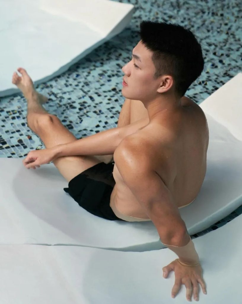 洗澡湿透的大鼻子野生男私照拔到
