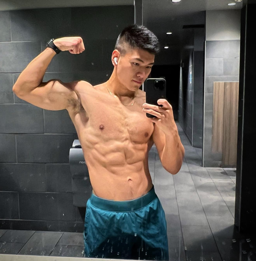 推上 33 万粉的超火网红肌肉小哥，穿灰裤子真实力！