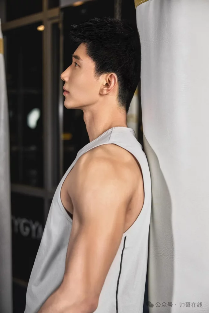 内娱新晋男菩萨赵仁杰拍拳击写真，寸头肌肉男友张力满了！
