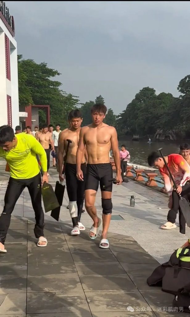 划龙舟穿紧身裤的运动男边走边脱？