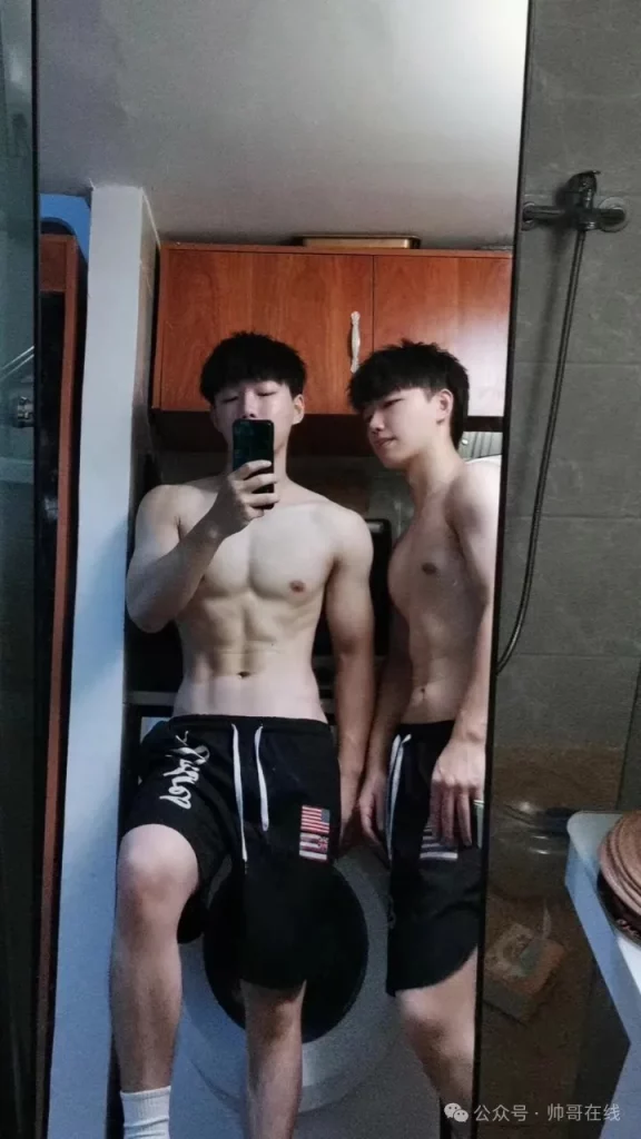 双胞胎白皮肌肉男大帅哥，两个薄肌运动男的双倍快乐谁懂啊?