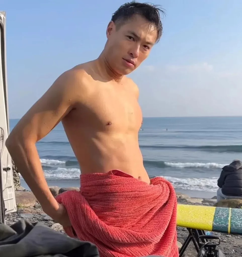 杨佑宁不穿内裤吊滑索，勒得很好看！
