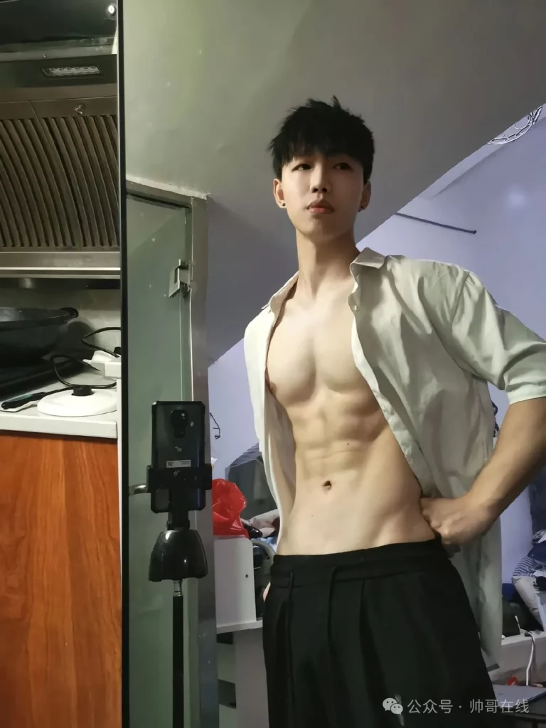 双胞胎白皮肌肉男大帅哥，两个薄肌运动男的双倍快乐谁懂啊?