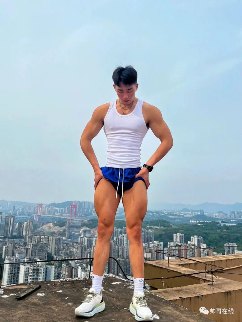 黑皮腹肌机车小伙竟是成都体院体育生，双开门翘 P 身材你顶得住吗？