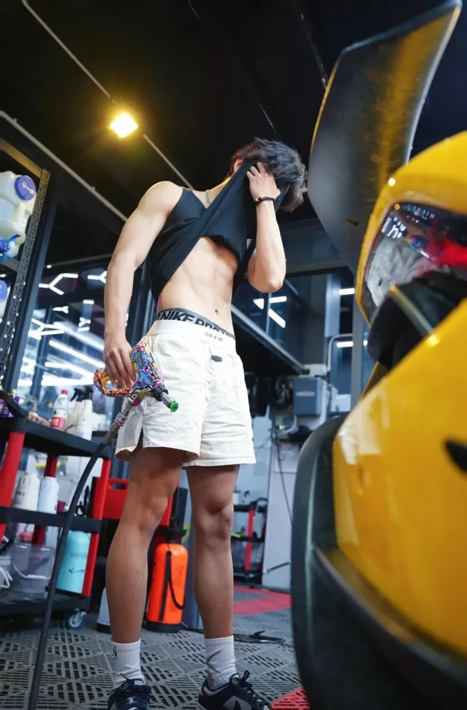 全是腹肌体育生的洗车店，你要光临吗？