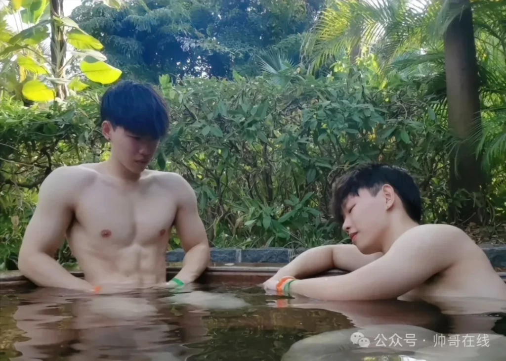 双胞胎白皮肌肉男大帅哥，两个薄肌运动男的双倍快乐谁懂啊?