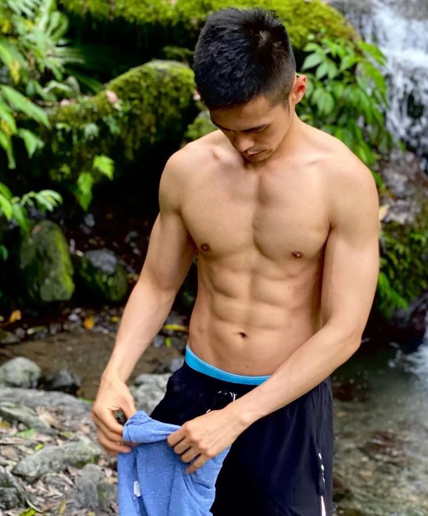 非常帅气的肌肉男护士