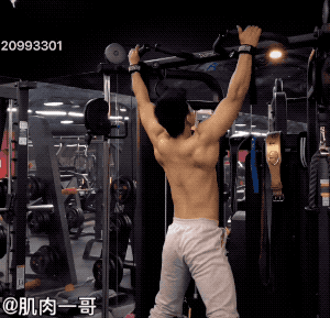 北京肌肉男穿灰裤子自拍，画面尴尬了....